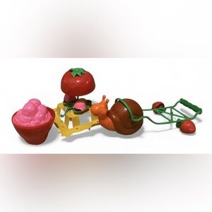Strawberry Shortcake Snail Cart Escargot Ice Cream Play Set 1980 Vintage